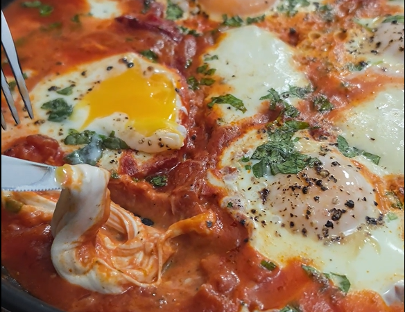 Easy Shakshuka with Mozzarella & Crispy Garlic Baguette