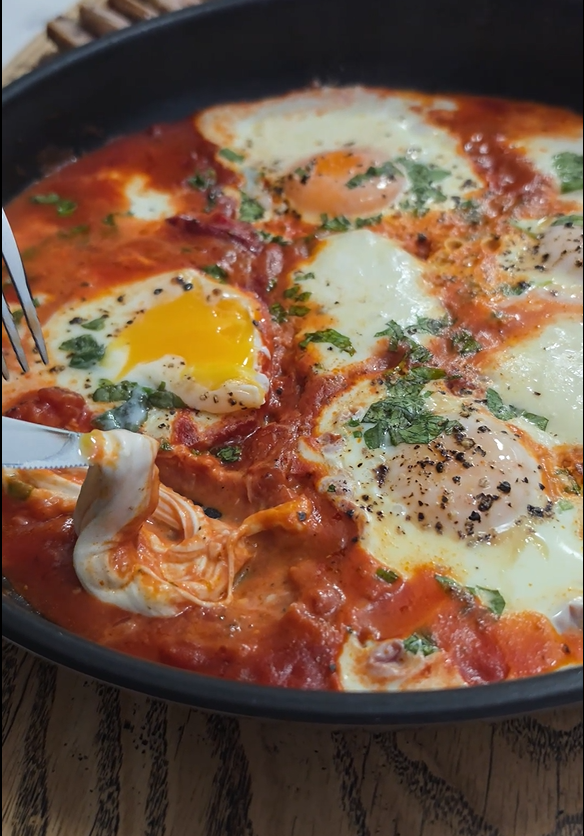 Easy Shakshuka with Mozzarella & Crispy Garlic Baguette